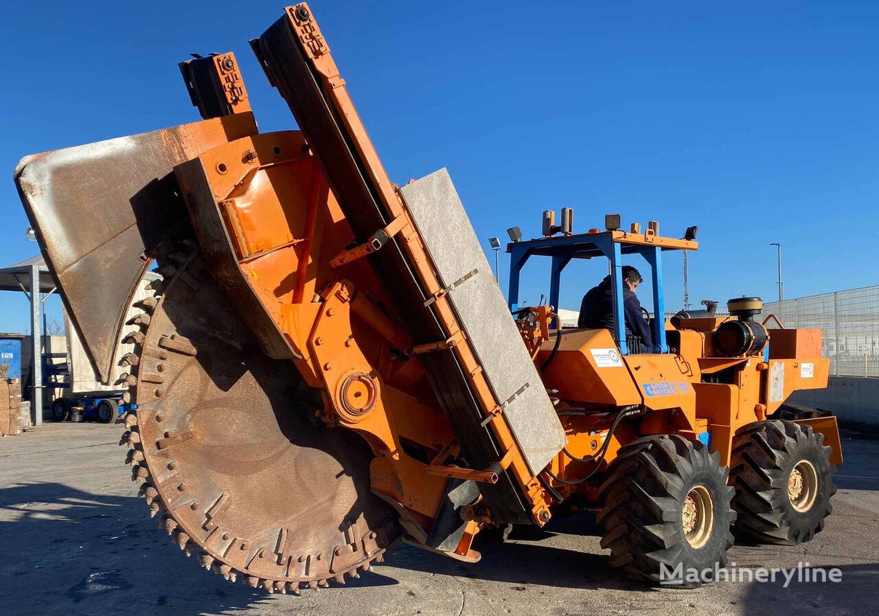 Ditch-Witch R100 trencher